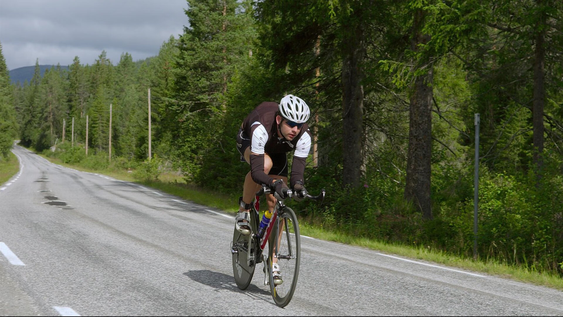 开云权威入口-英格兰骑手汤姆·麦克尤恩携手“London 52”勇夺巴黎奥运会三项赛金牌，感动全场。